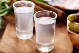 白酒中出現(xiàn)白色絮狀物還能喝嗎？先別急著扔